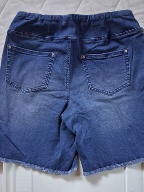 Belle By Kim Gravel 8" Medium Wash Denim Shorts, Sz. 8 [#252i]